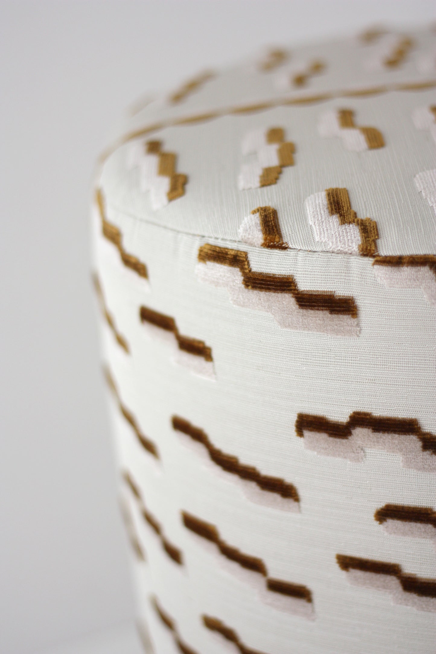 OPALA Home Talismans makes handmade luxury velvet cushions and poufes for an exclusive home decor, made in Portugal with premium cotton velvet. Meet Opala custom-made unique and luxurious home decor accessories.