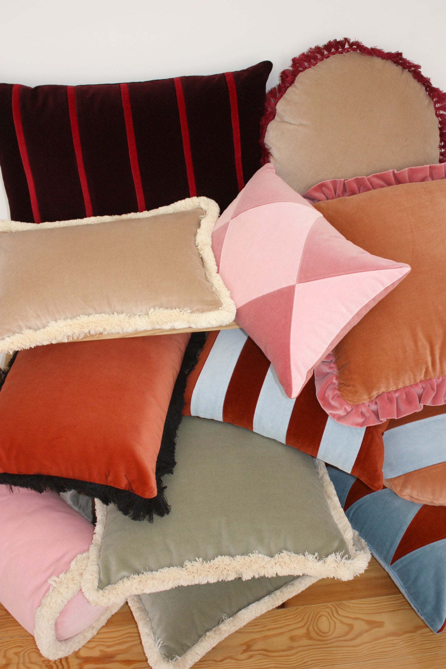 OPALA Home Talismans makes handmade luxury velvet cushions for an exclusive home decor, made in Portugal with premium cotton velvet. Meet Opala custom-made cushions, unique and luxurious home decor accessories.