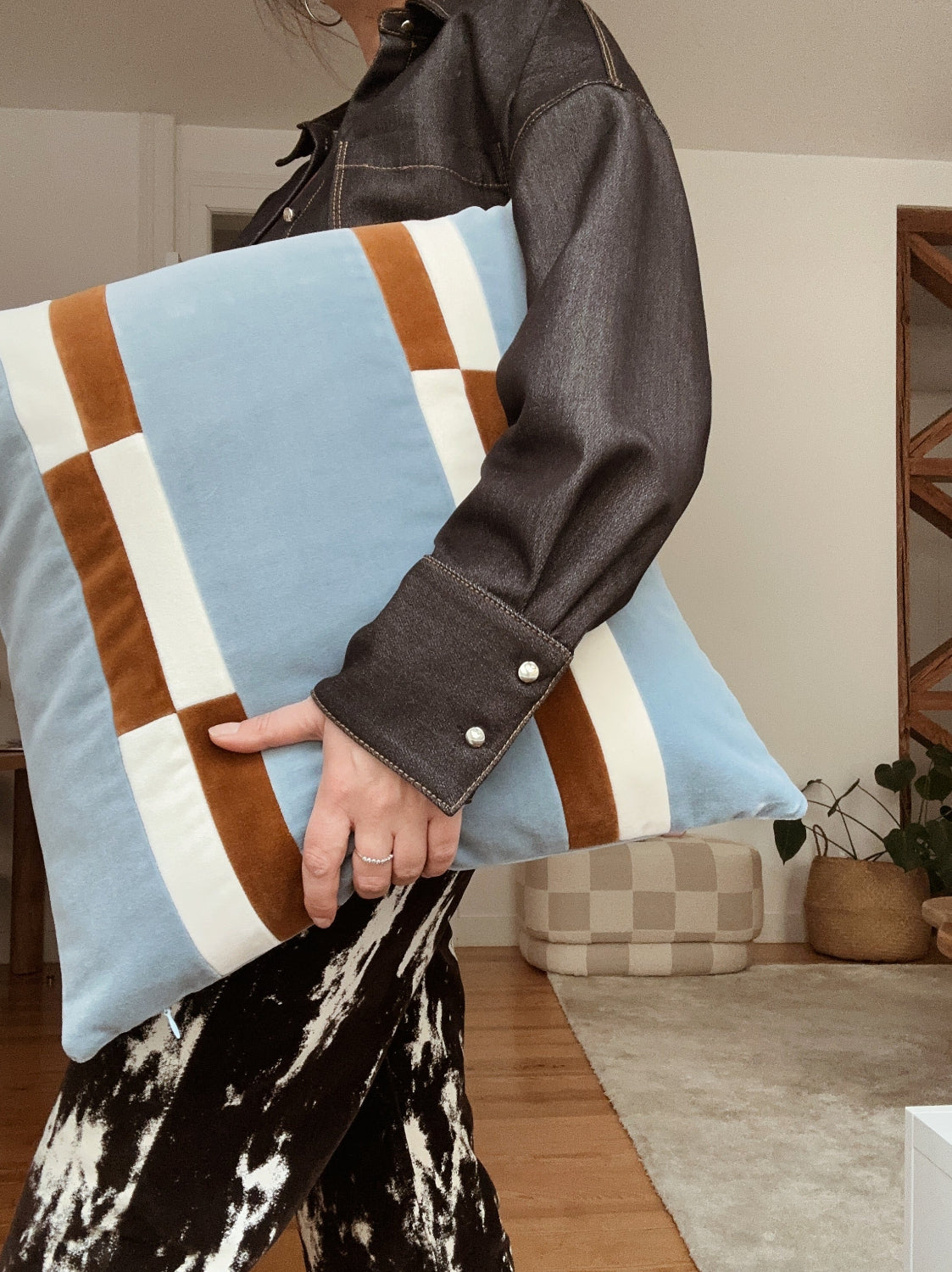OPALA Home Talismans makes handmade luxury velvet cushions for an exclusive home decor, made in Portugal with premium cotton velvet. Meet Opala custom-made cushions, unique and luxurious home decor accessories.
