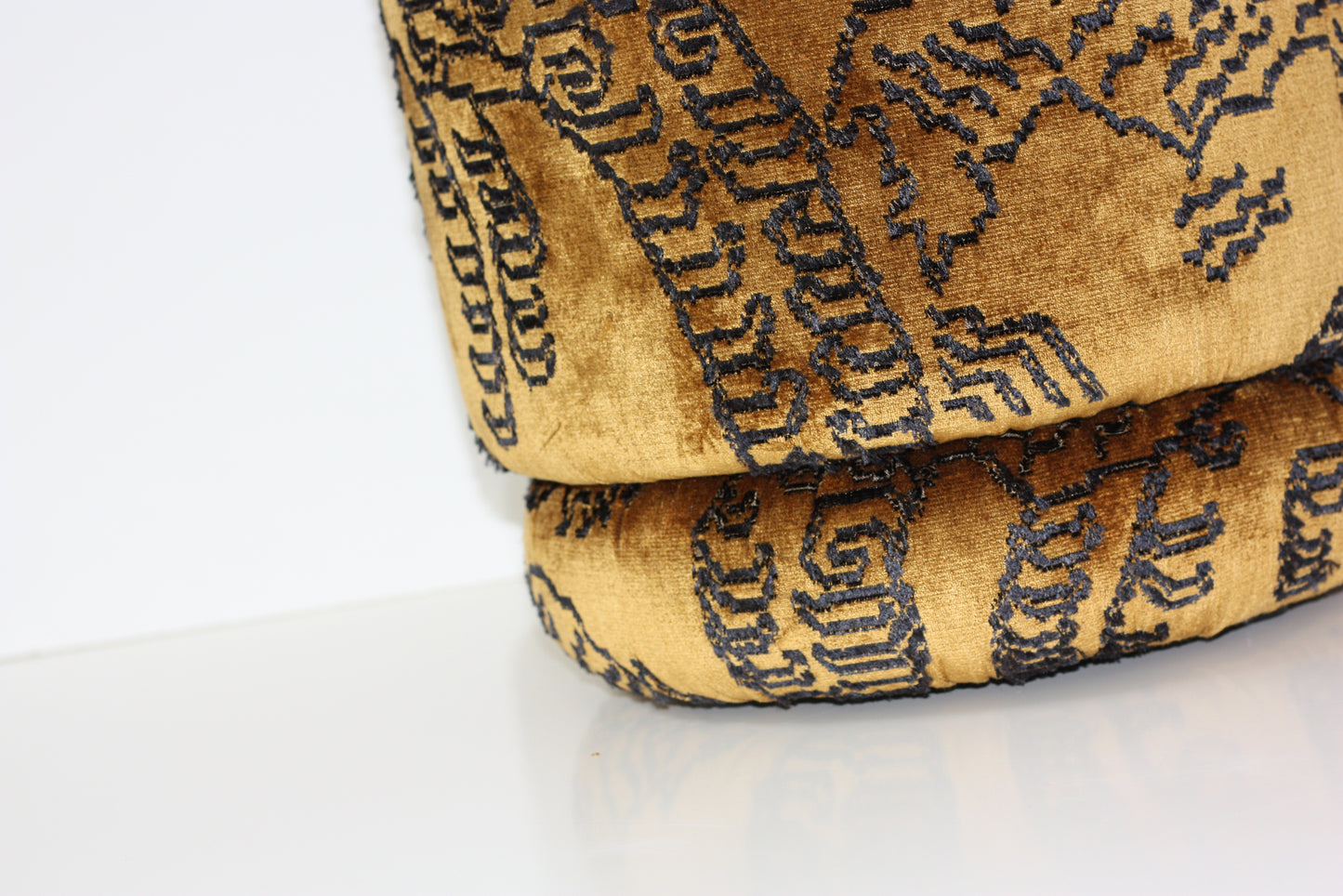 OPALA Home Talismans makes handmade luxury velvet cushions and poufes for an exclusive home decor, made in Portugal with premium cotton velvet. Meet Opala custom-made unique and luxurious home decor accessories.