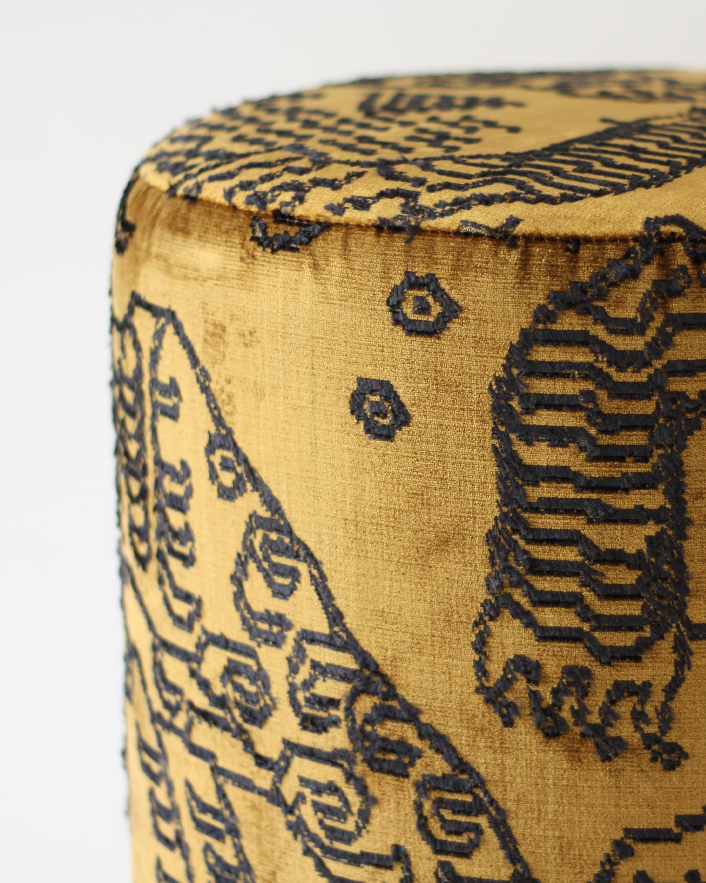 OPALA Home Talismans makes handmade luxury velvet cushions and poufes for an exclusive home decor, made in Portugal with premium cotton velvet. Meet Opala custom-made unique and luxurious home decor accessories.