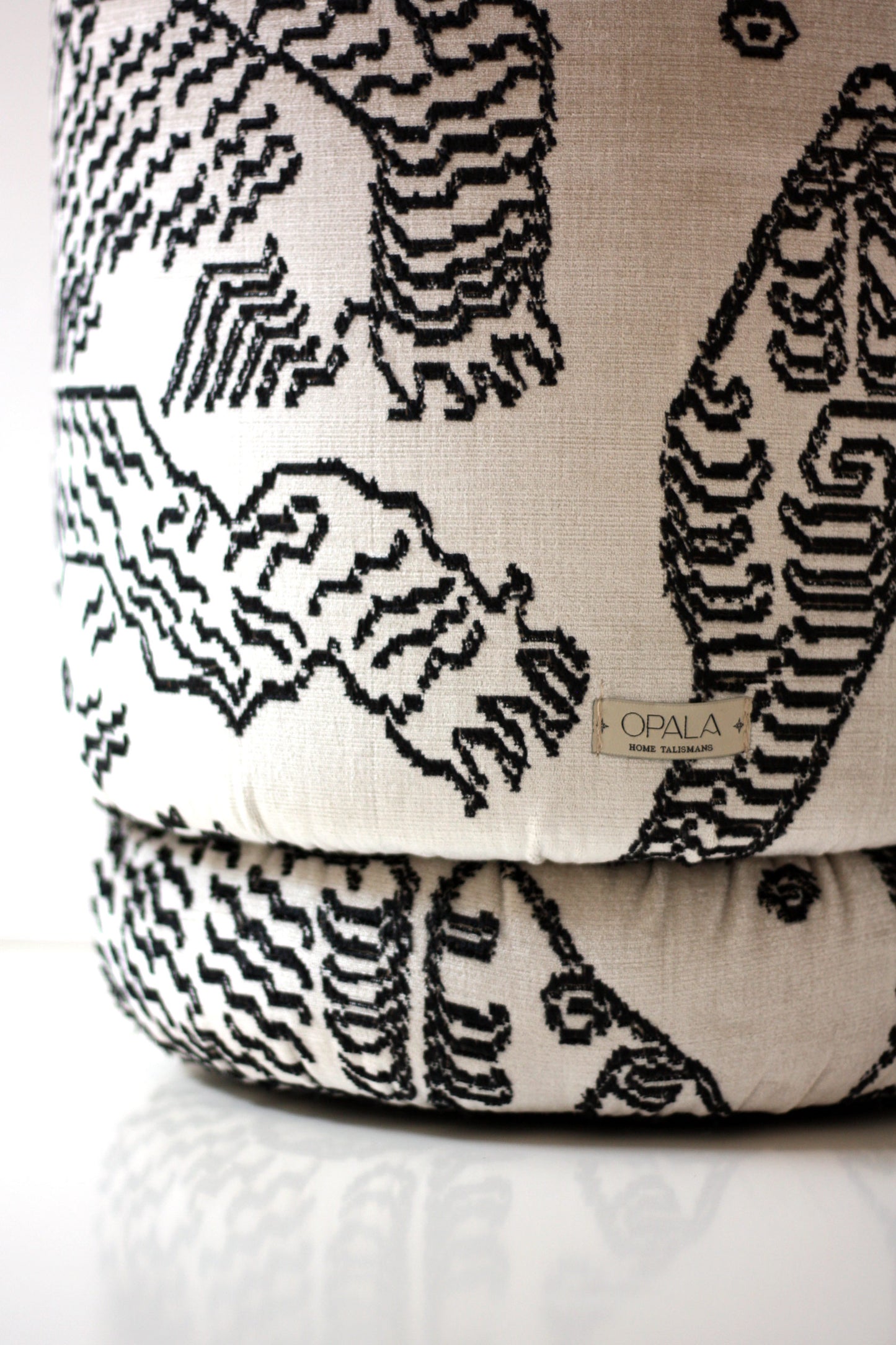 OPALA Home Talismans makes handmade luxury velvet cushions and poufes for an exclusive home decor, made in Portugal with premium cotton velvet. Meet Opala custom-made unique and luxurious home decor accessories.