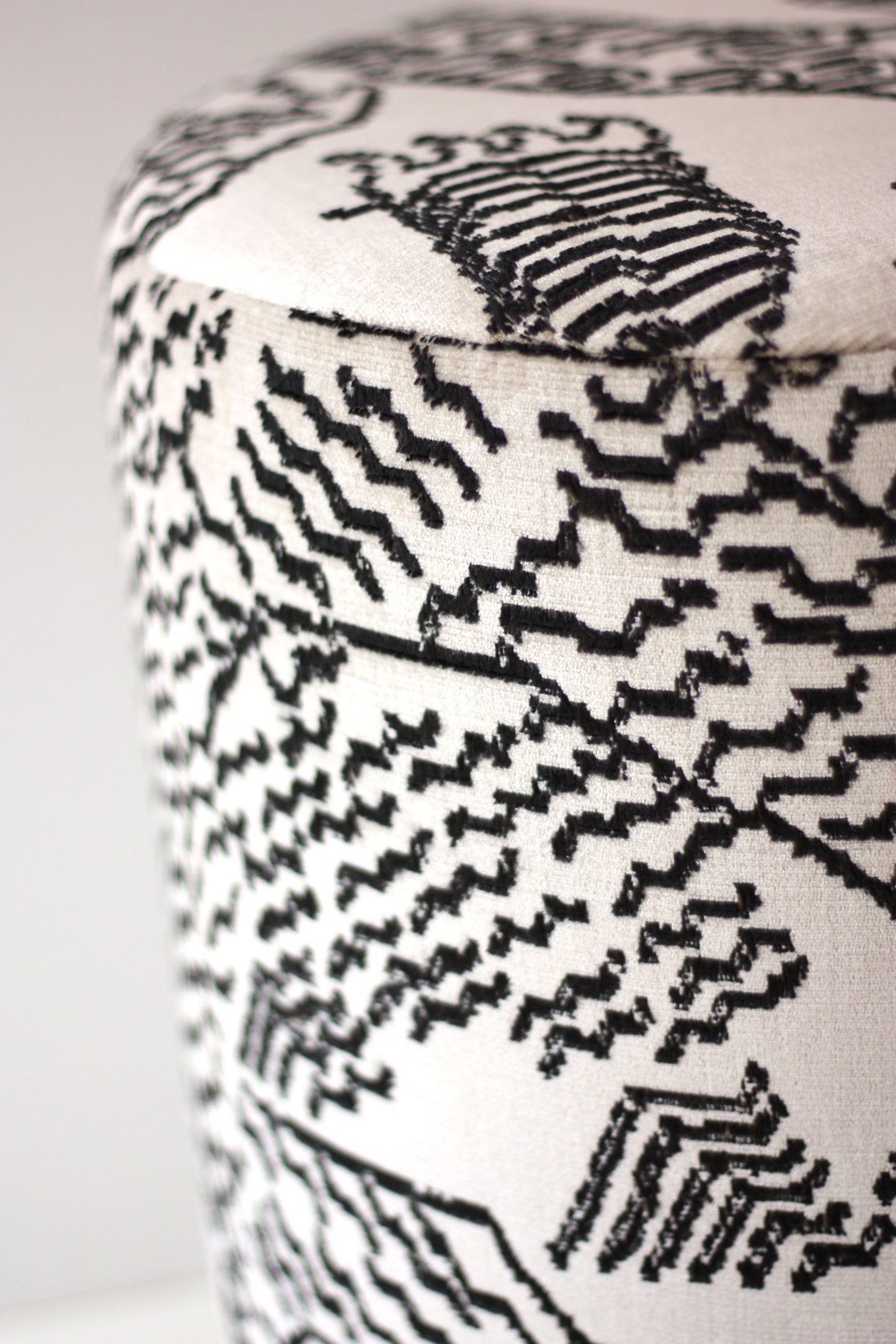 OPALA Home Talismans makes handmade luxury velvet cushions and poufes for an exclusive home decor, made in Portugal with premium cotton velvet. Meet Opala custom-made unique and luxurious home decor accessories.