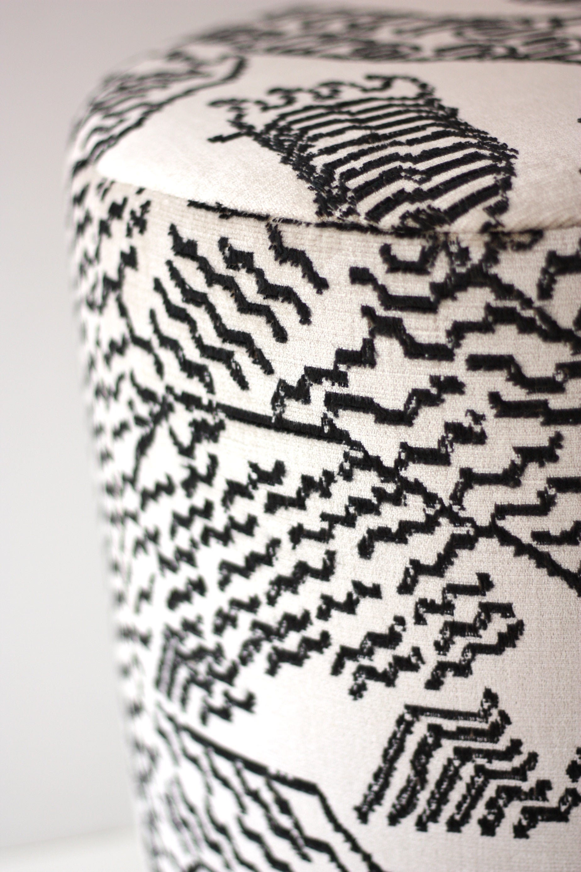 OPALA Home Talismans makes handmade luxury velvet cushions and poufes for an exclusive home decor, made in Portugal with premium cotton velvet. Meet Opala custom-made unique and luxurious home decor accessories.