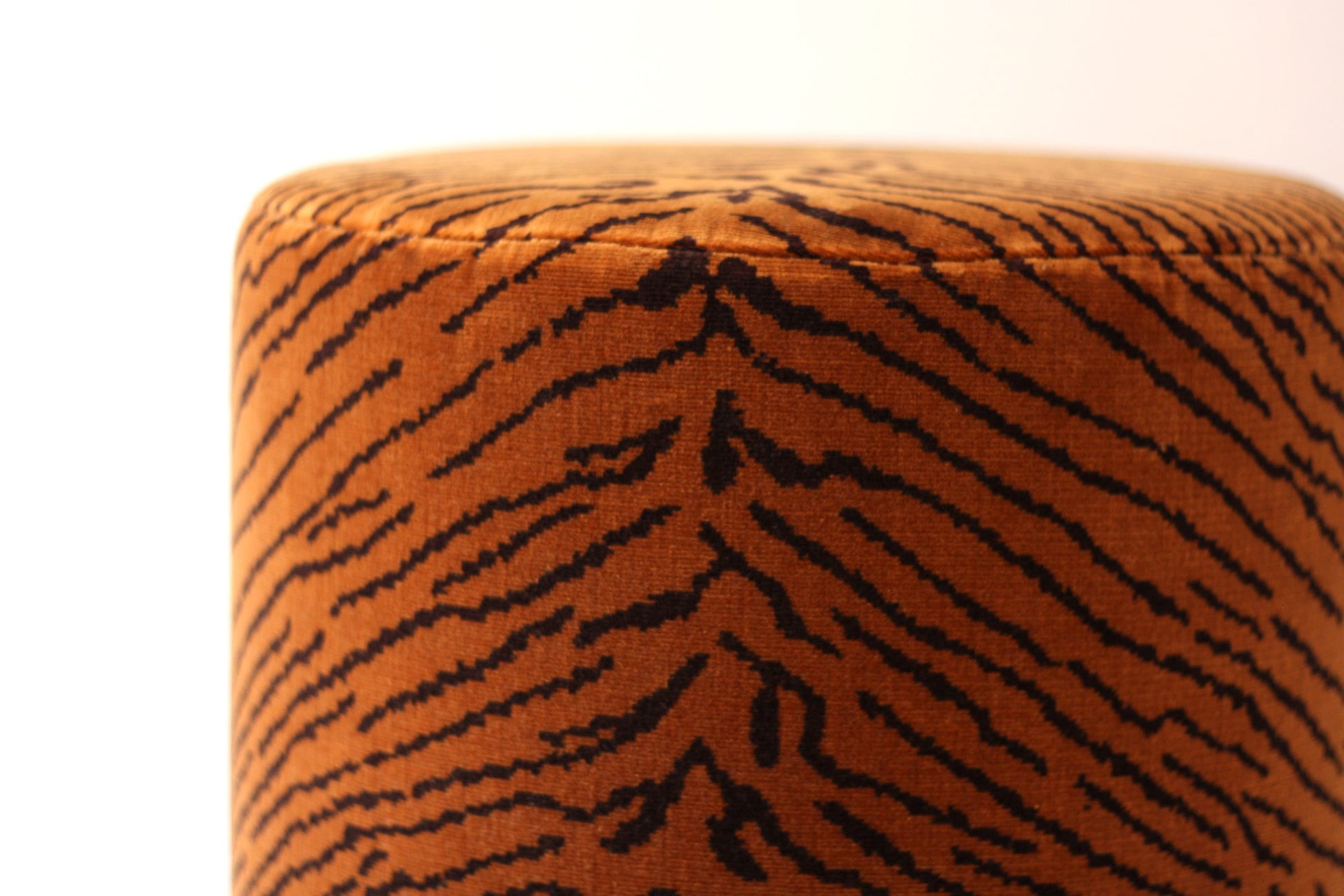 OPALA Home Talismans makes handmade luxury velvet cushions and poufes for an exclusive home decor, made in Portugal with premium cotton velvet. Meet Opala custom-made unique and luxurious home decor accessories.