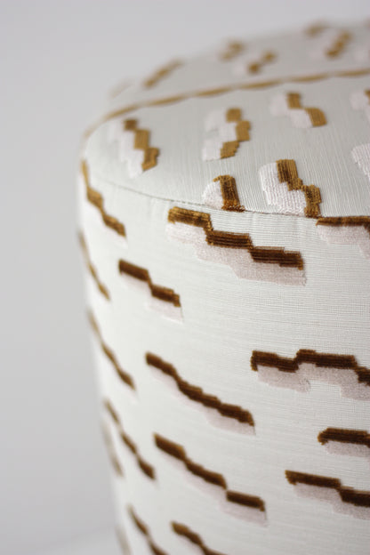 OPALA Home Talismans makes handmade luxury velvet cushions and poufes for an exclusive home decor, made in Portugal with premium cotton velvet. Meet Opala custom-made unique and luxurious home decor accessories.